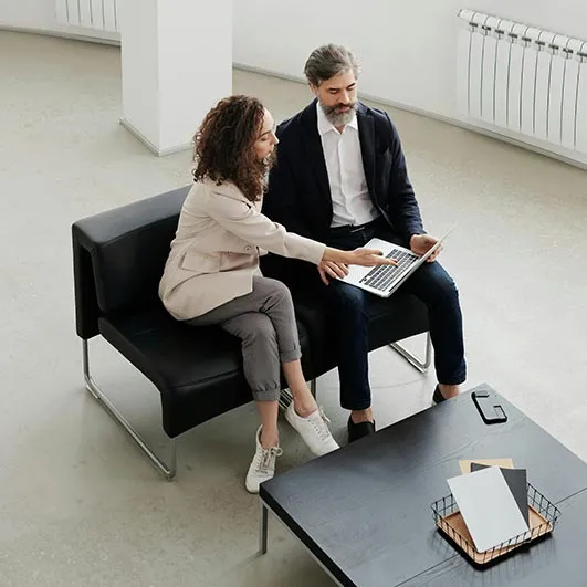 Propriétaire de petit commerce satisfait par Boutikio